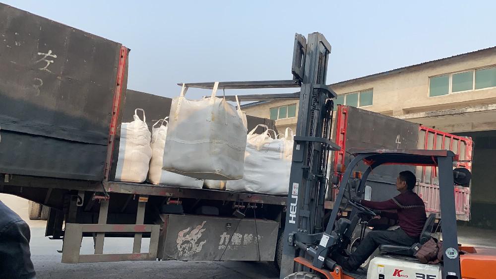 活性炭卸货现场
