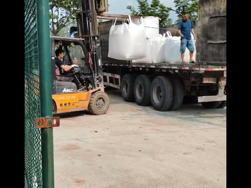 活性炭卸车现场